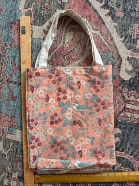 Berries and birds tote bag pink